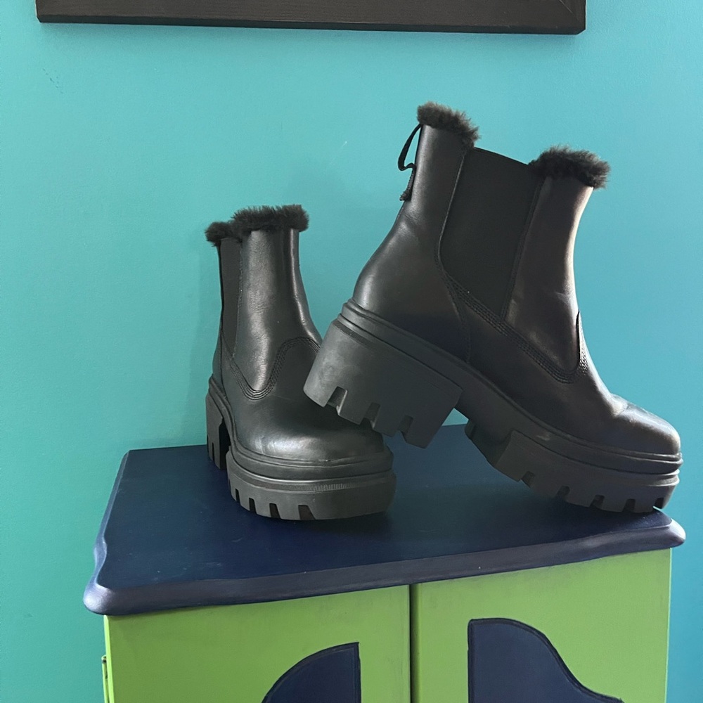 Women’s Timberland Everleigh size 9 Black Fur-Lined Ankle Boots like new